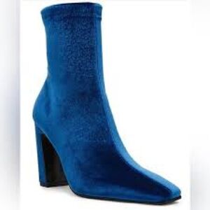 🦋🫐Steve Madden Blueberry Blue Velvet Ankle Boots size 8 NWOT 🦋🫐